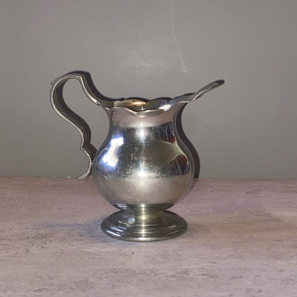 1950s Stieff Williamsburg Restoration Pewter Creamer CW-91 Monogrammed - Picture 2 of 11